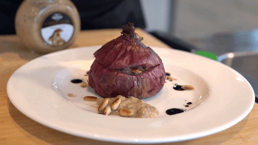 CIPOLLA ROSSA DI TROPEA CON SALSA DI PORCINI E TARTUFO BIANCO URBANI